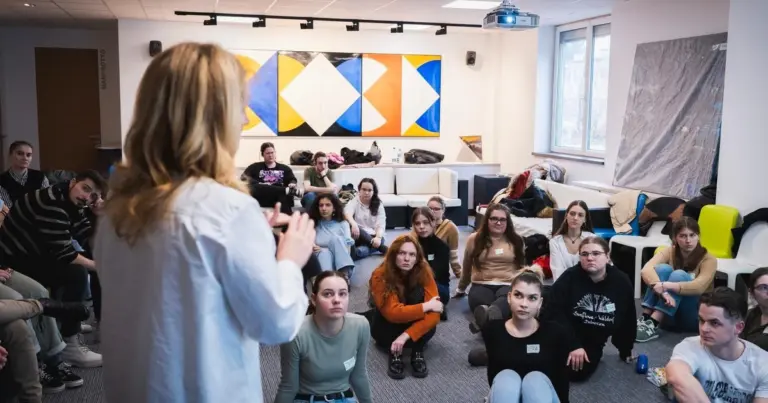 A Klippe Learning korszerű e-learning rendszerekkel és elektronikus tananyagokkal segíti a KórházSuli munkáját